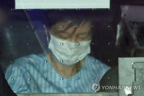 국정농단 사건 피고인으로 서울구치소에 수감 중인 박근혜 전 대통령이 지난 5월 9일 오전 서울 서초구 서울성모병원에서 허리통증 치료를 마친 뒤 차량에 탑승하고 있다. <연합뉴스>